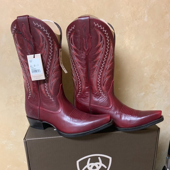 Ariat Shoes - Never Worn Ariat Tailgate Red sz9.5